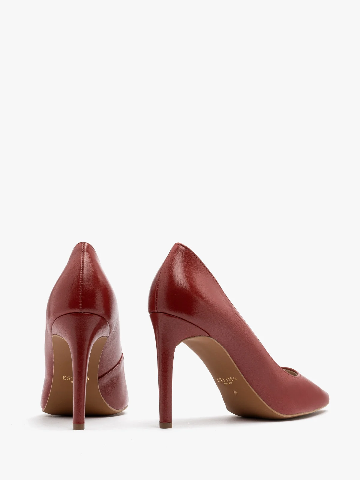 Czerwone czółenko na wysokim obcasie