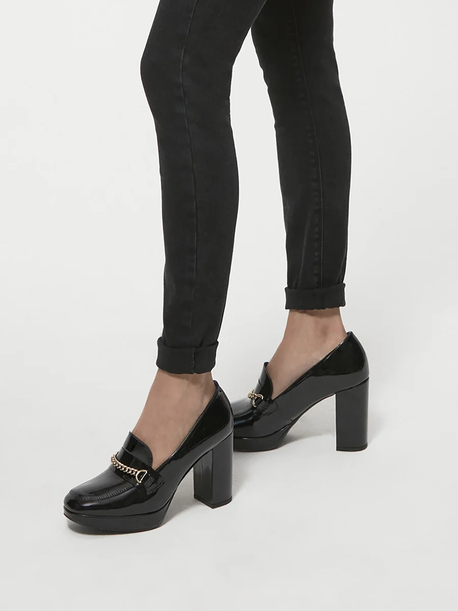 Czarne lakierowane mokasyny na obcasie