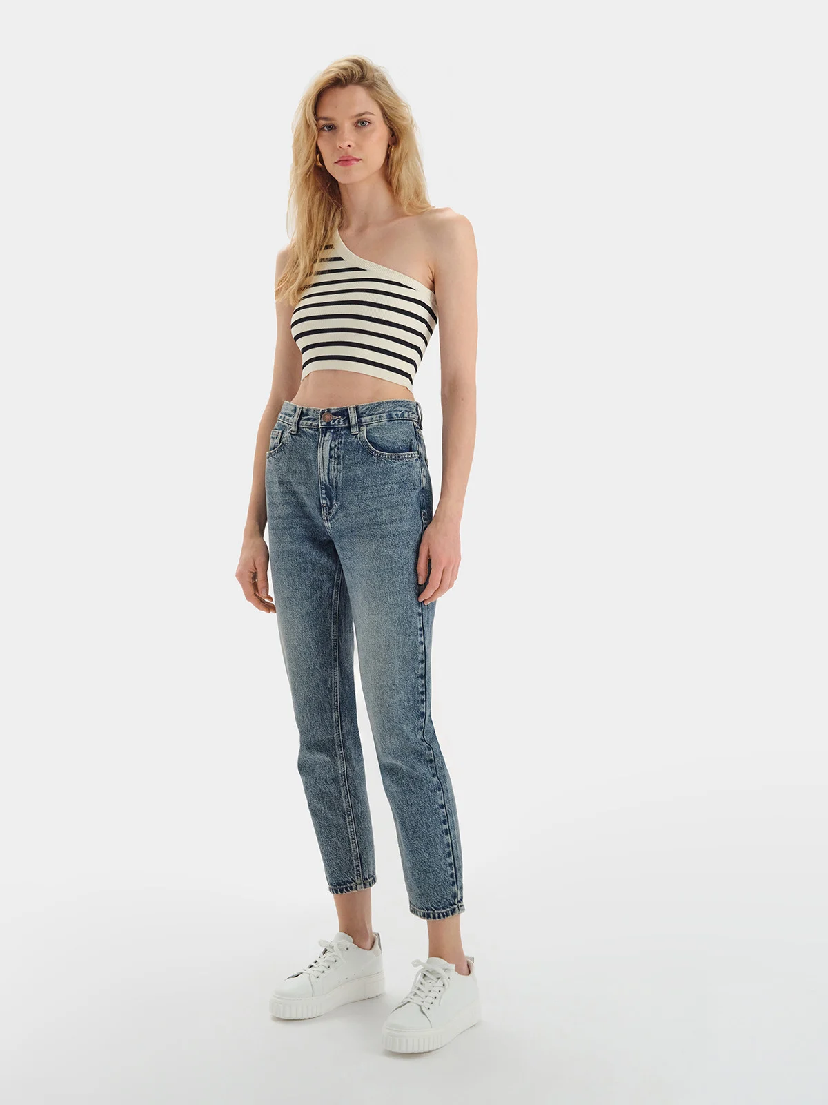 Białe półbuty sportowe na lekkiej podeszwie