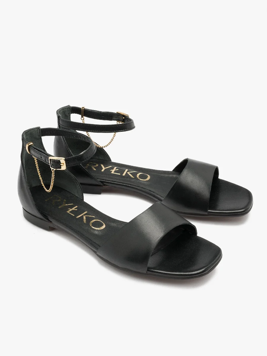 Czarne sandały ze złotym łańcuszkiem