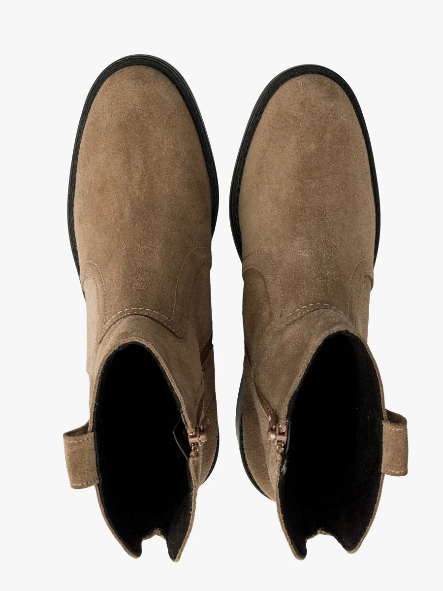 Piaskowe botki na obcasie