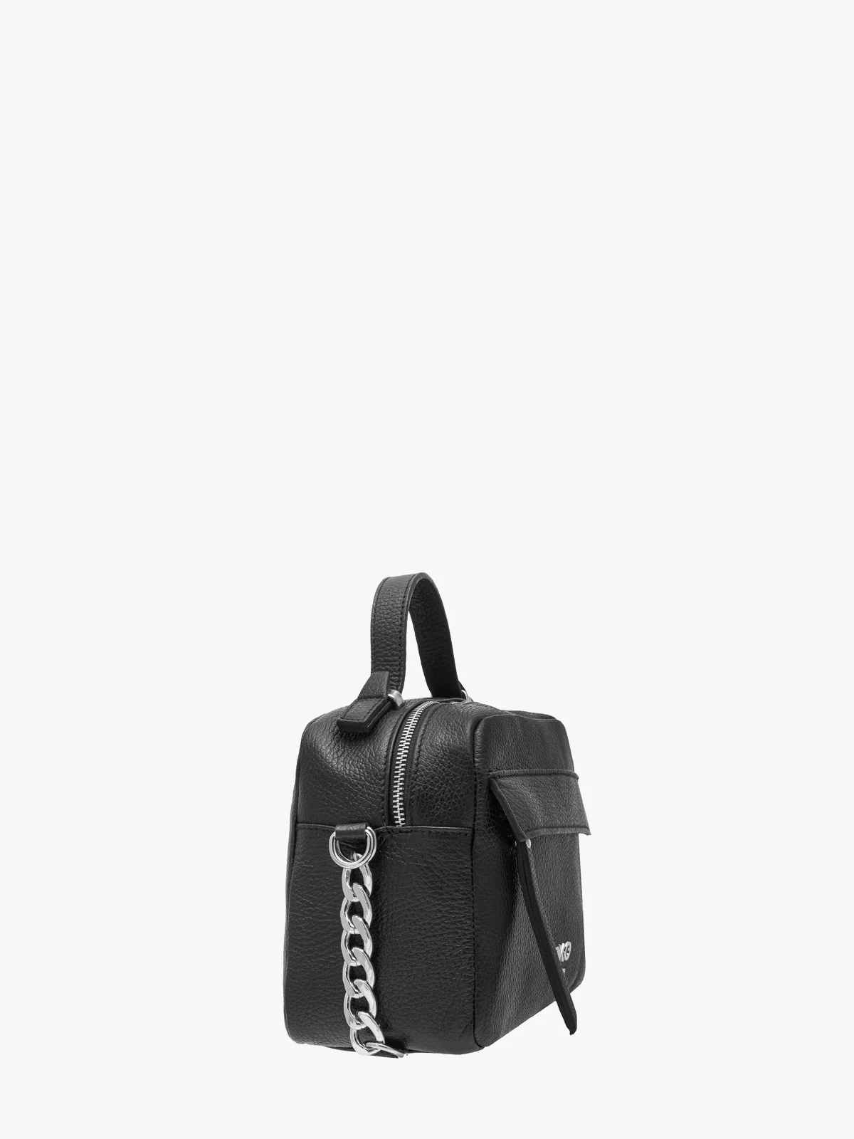 Czarna torebka średniej wielkości ze srebrnymi dodatkami