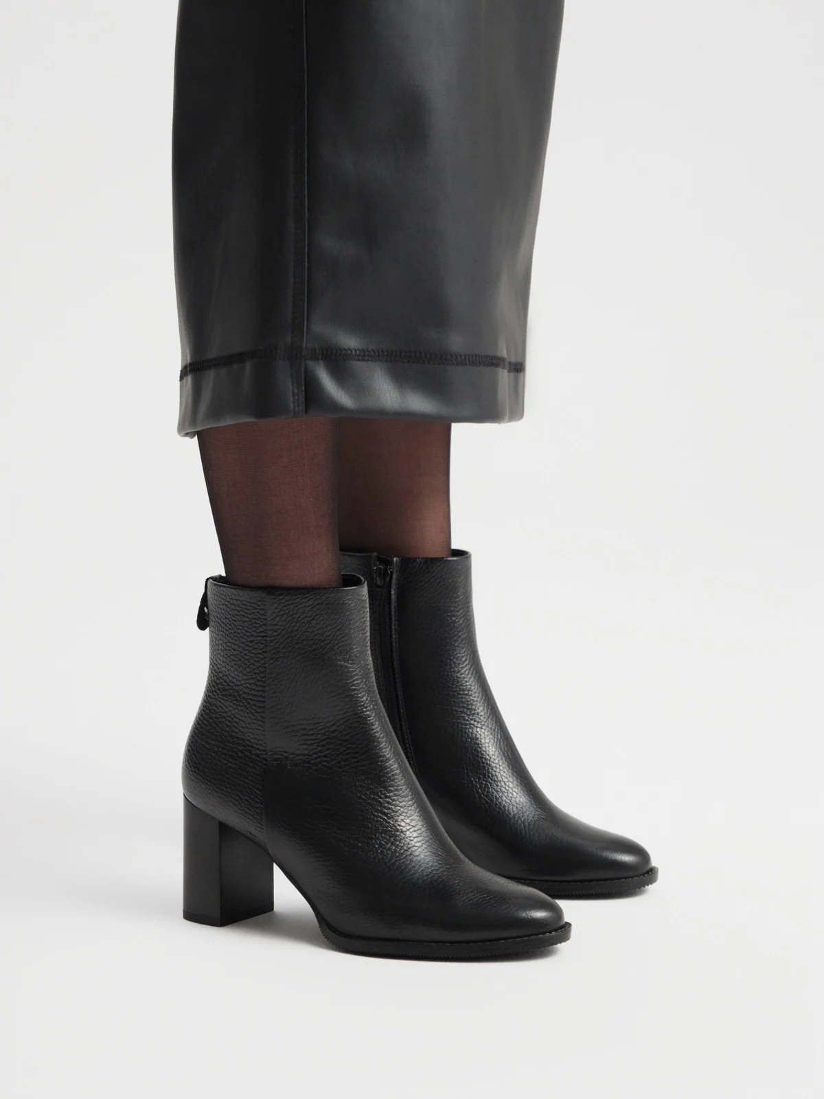 Czarne botki damskie na słupku ze składki skórzanej