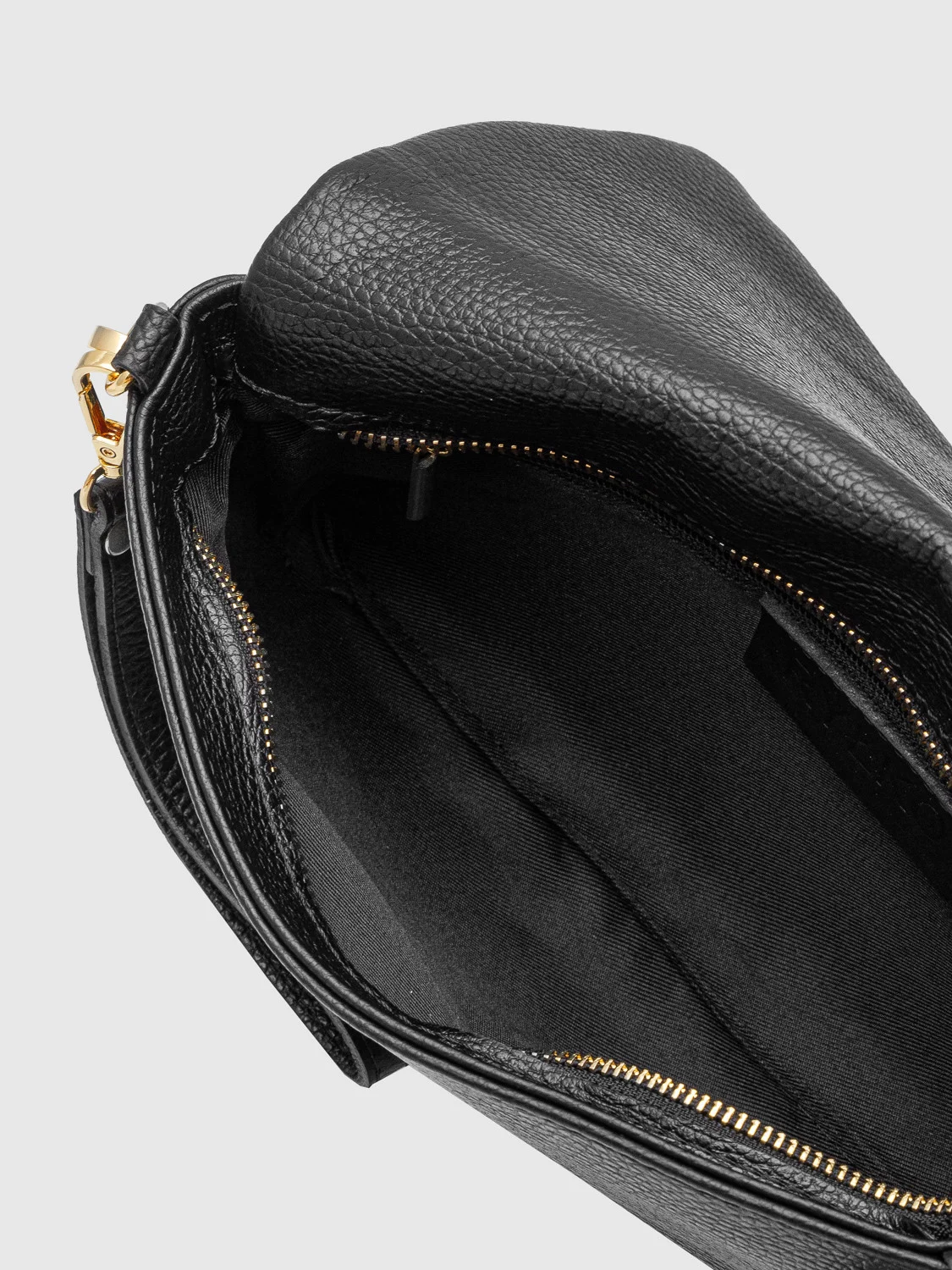 Mała, czarna torebka z poręczną rączką