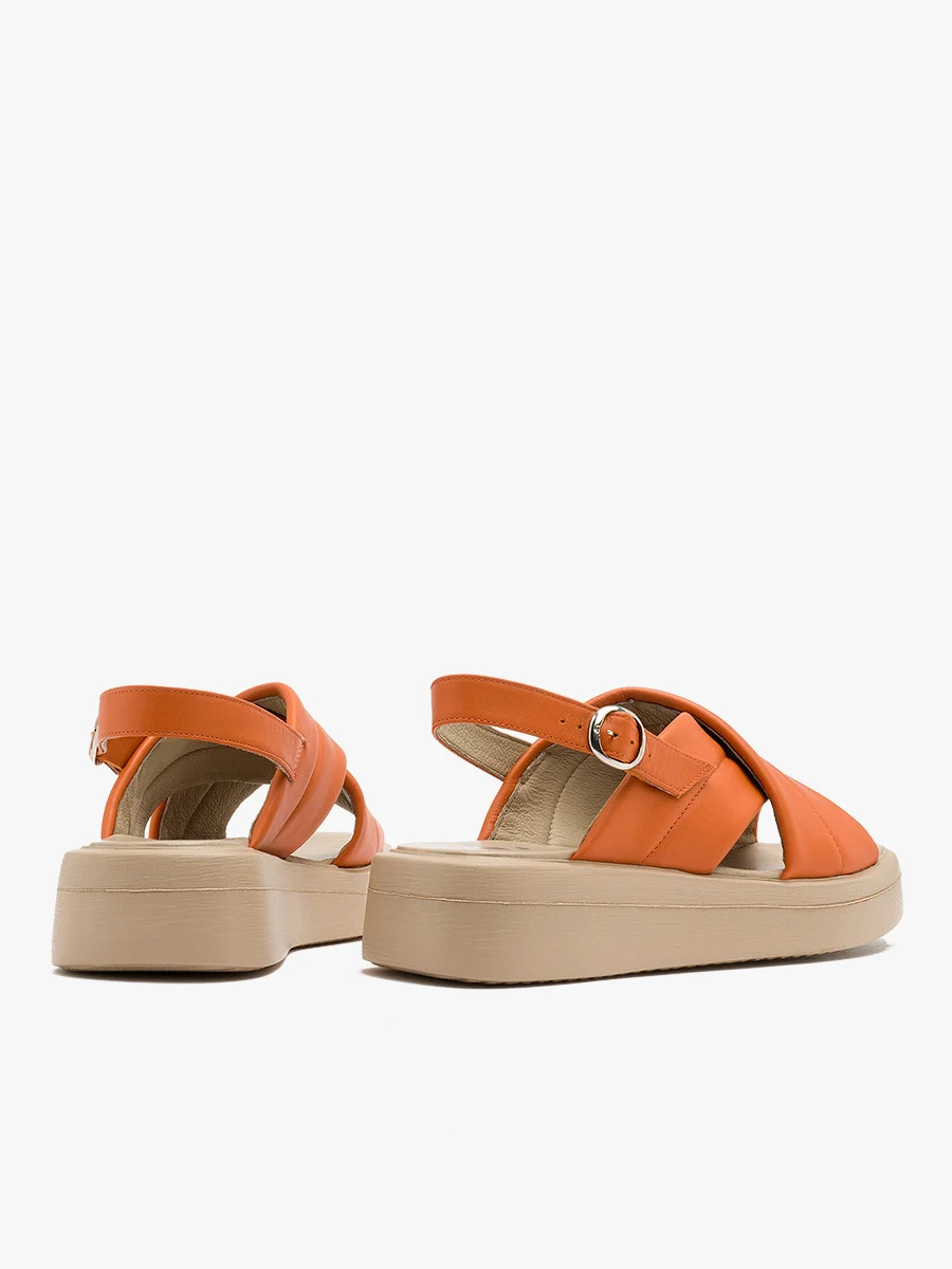 Pomarańczowe sandały na lekkim spodzie