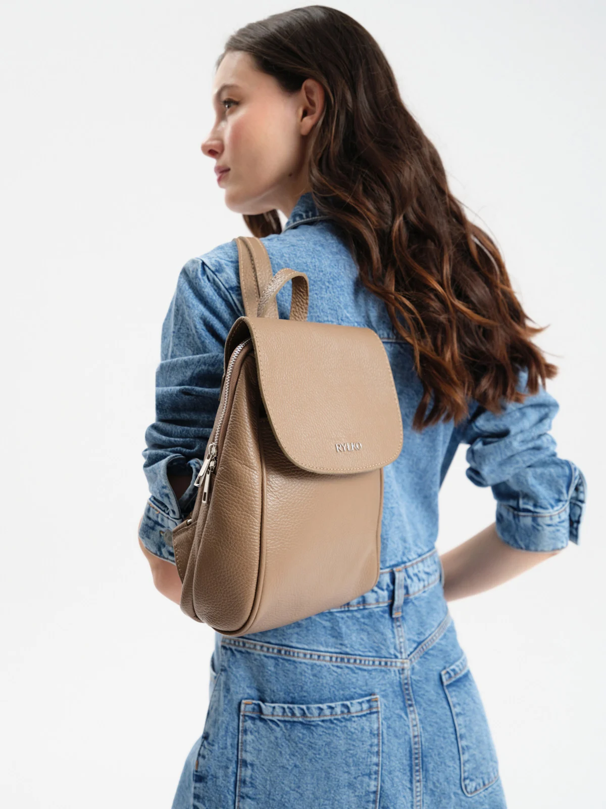 Beżowy plecak damski średniej wielkości