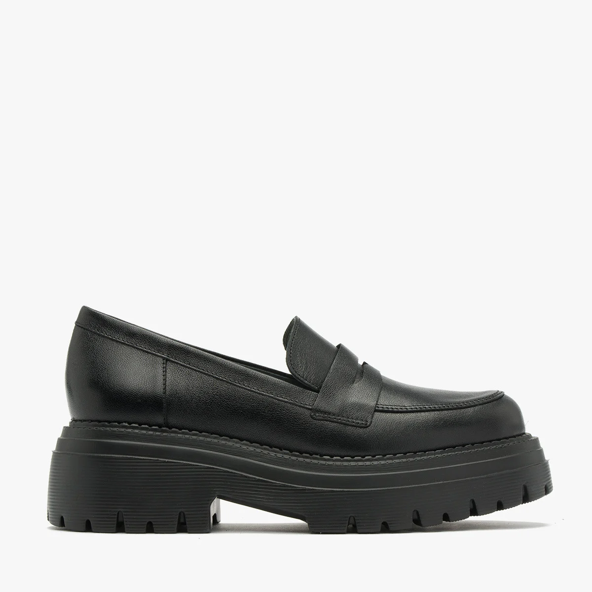 Czarne mokasyny na grubej podeszwie