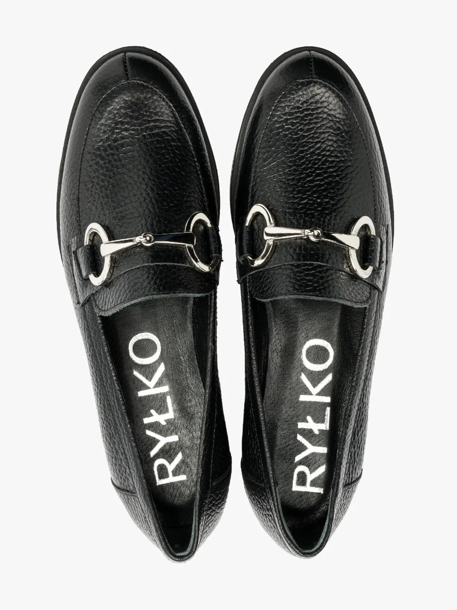 Czarne mokasyny ze srebrną ozdobą