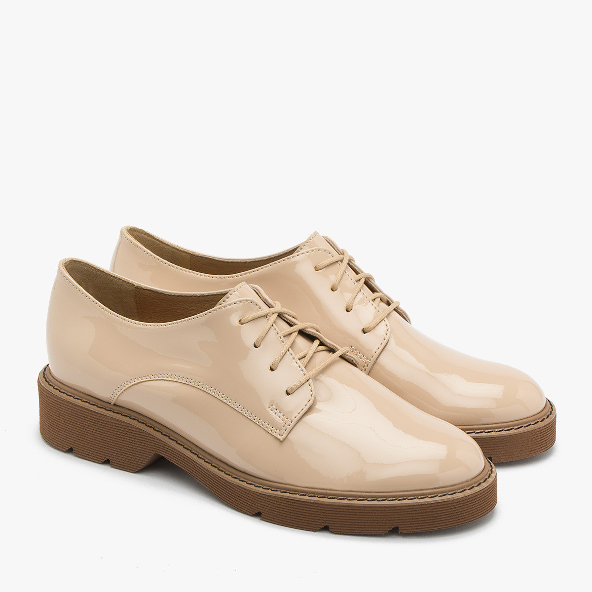 Kremowe, lakierowane półbuty