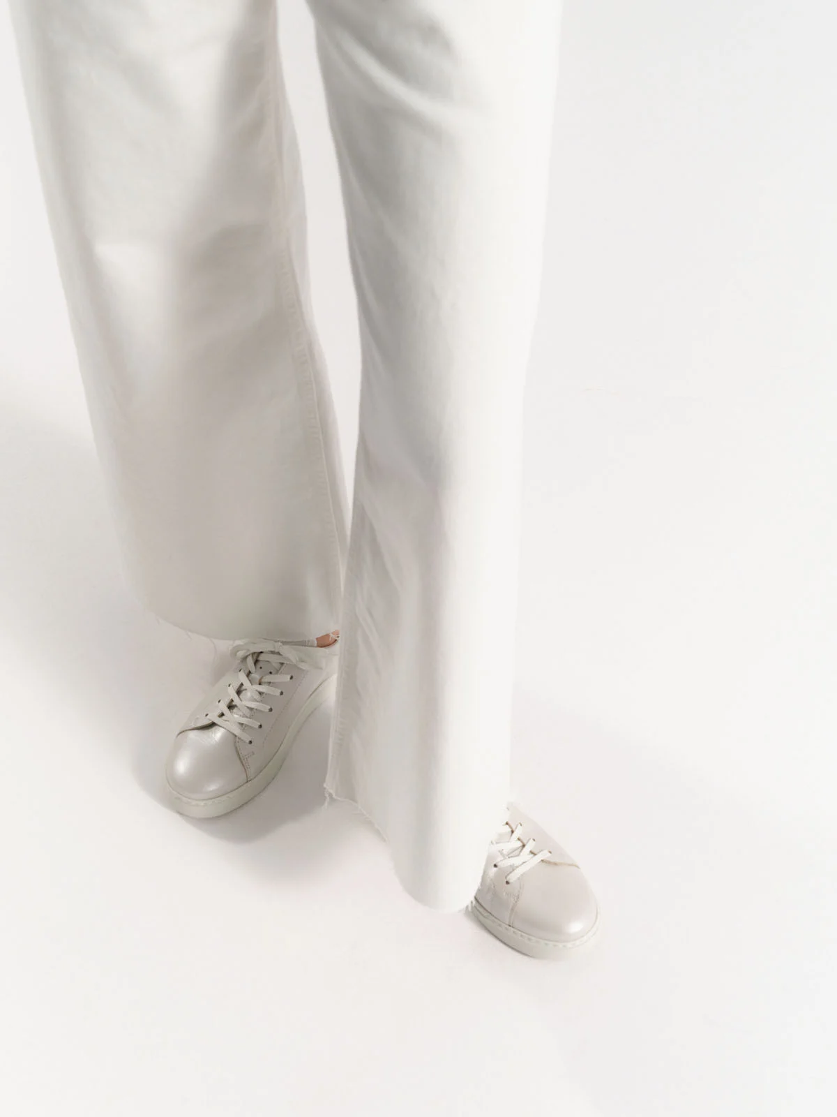 Perłowe półbuty sportowe na lekkim spodzie