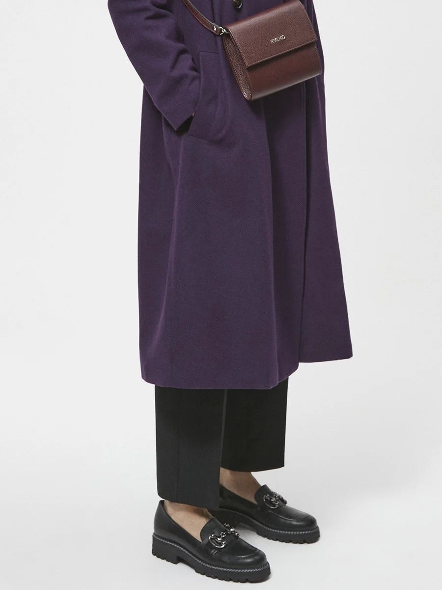 Czarne mokasyny z ozdobą na cholewce