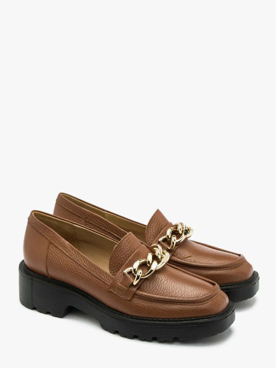 Brązowe mokasyny ze złotym łańcuchem