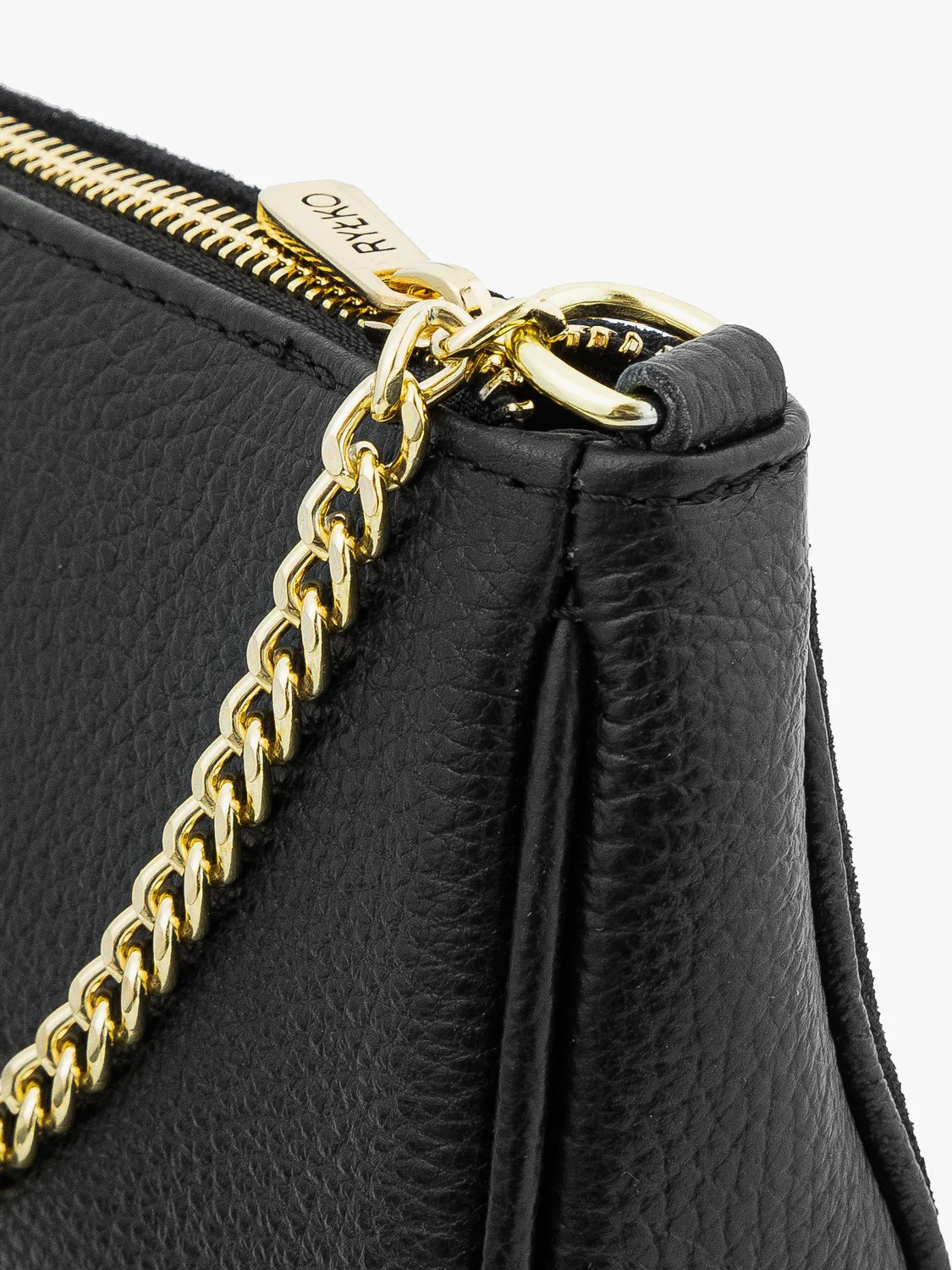 Czarna torebka ze złotym łańcuszkiem