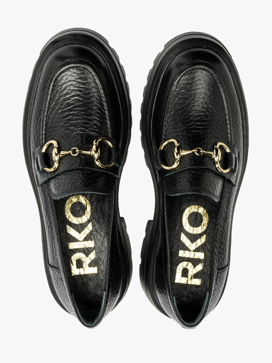 Czarne mokasyny ze złotą ozdobą