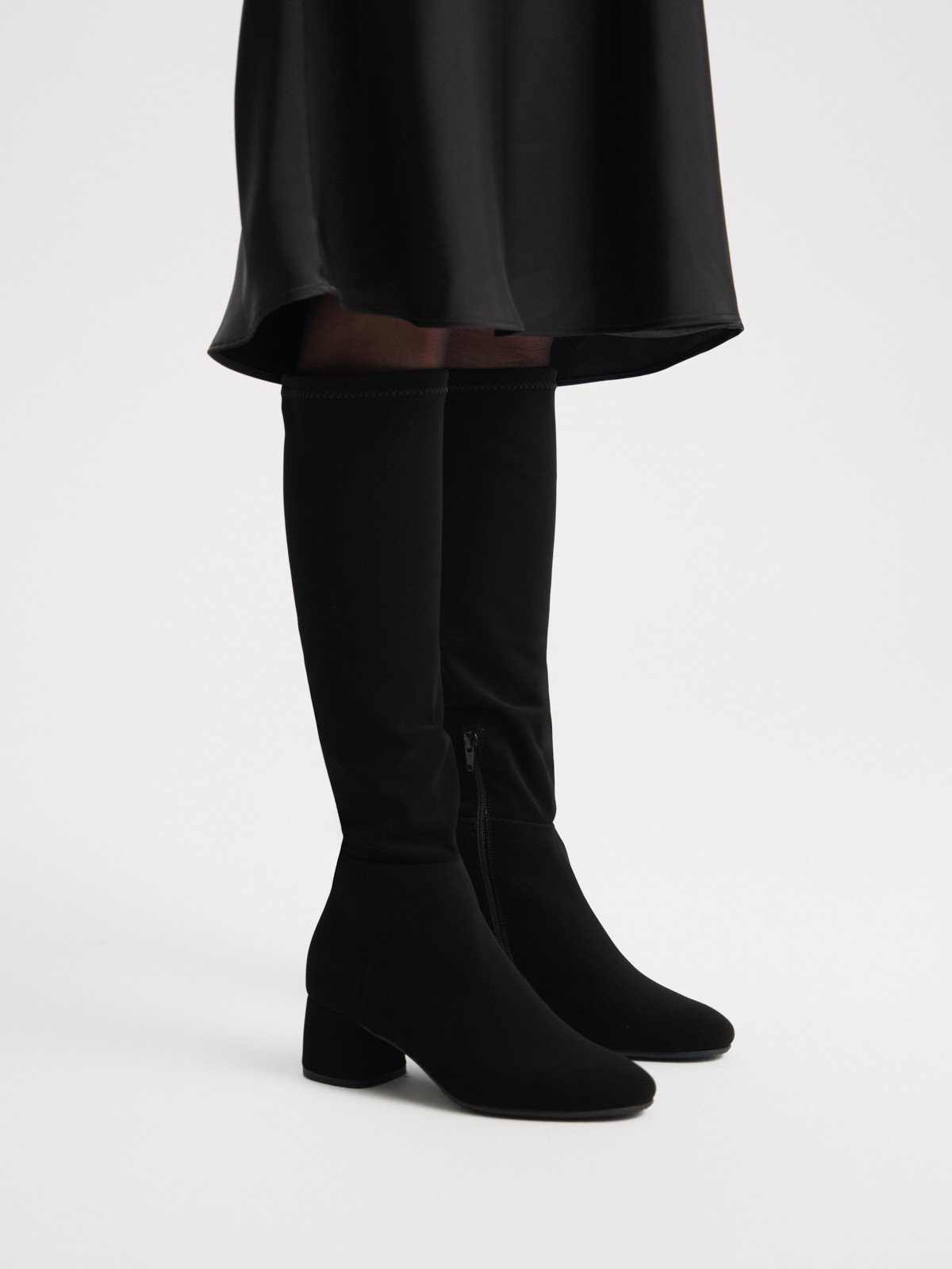 Elastyczne kozaki z szeroką cholewką na niskim obcasie