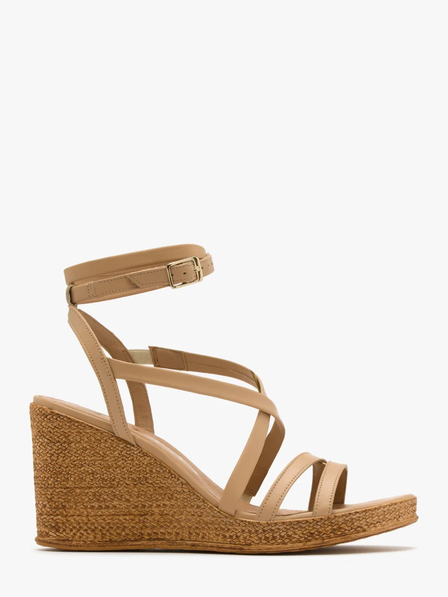 Beżowe sandały na koturnie