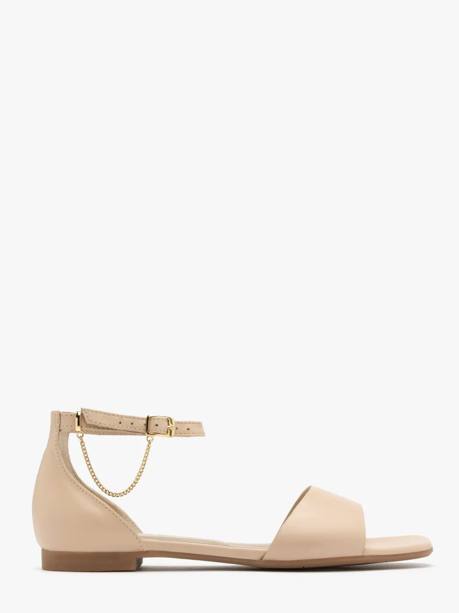 Beżowe sandały ze złotym łańcuszkiem