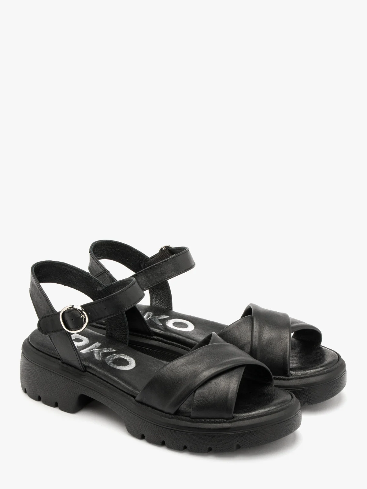 Czarne sandały z ozdobną cholewką