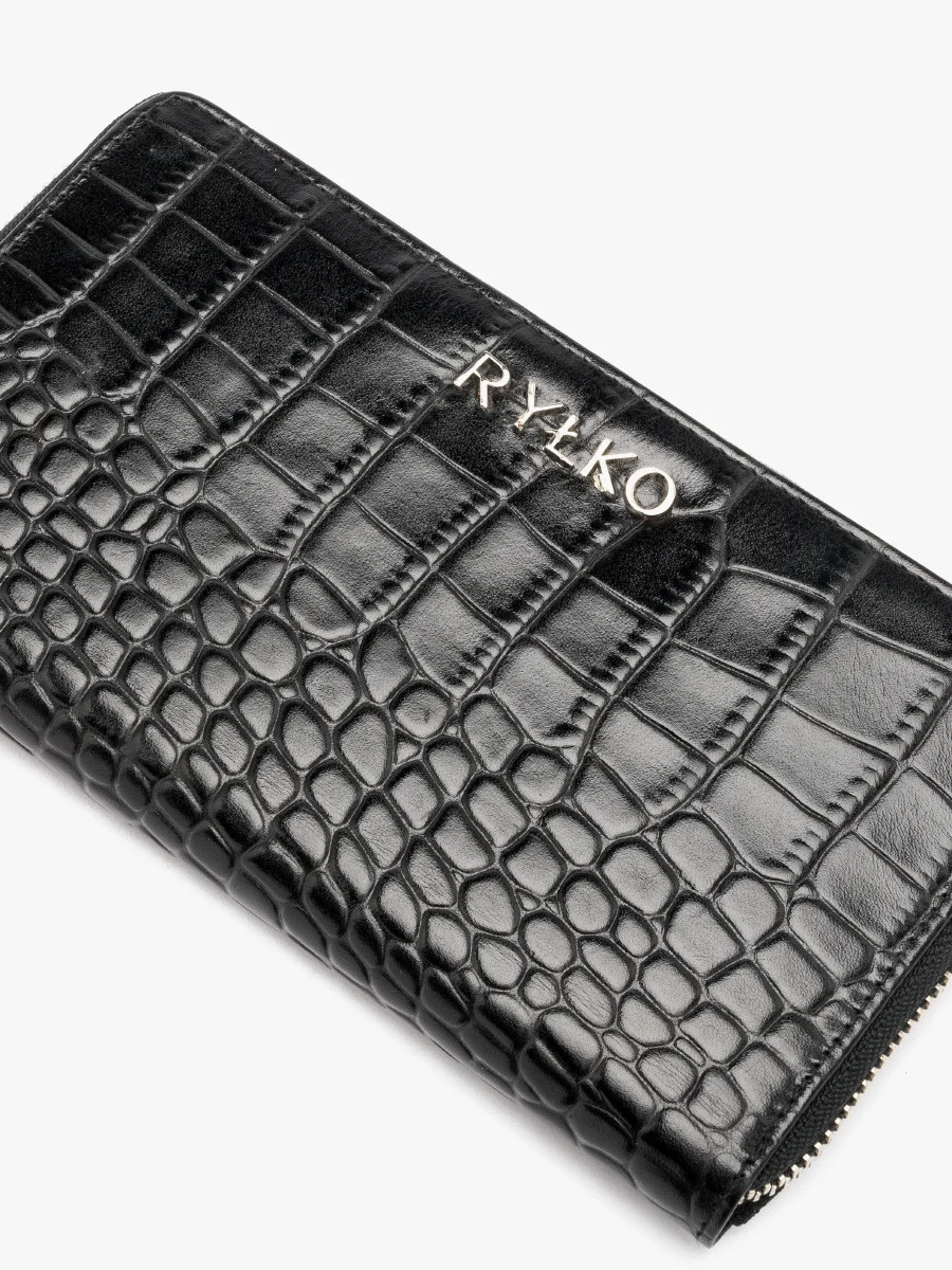 Czarny portfel damski z ozdobną fakturą