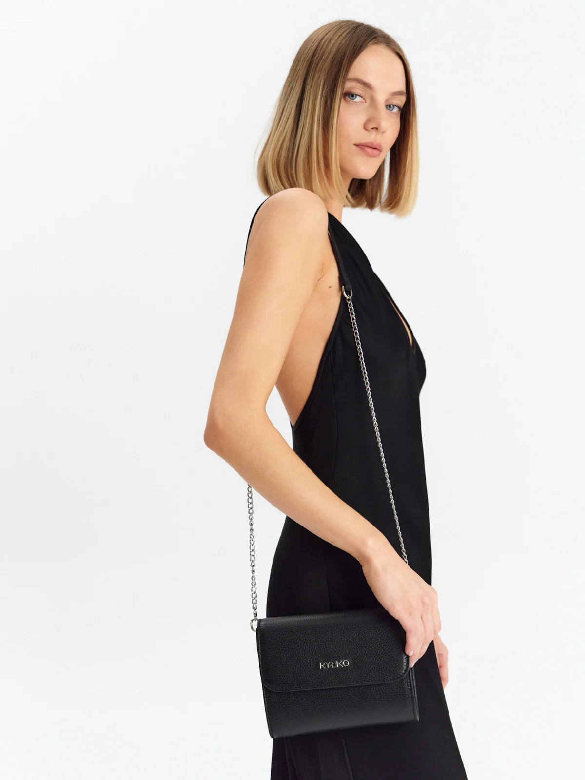 Czarna torebka typu kopertówka na łańcuszkowym pasku