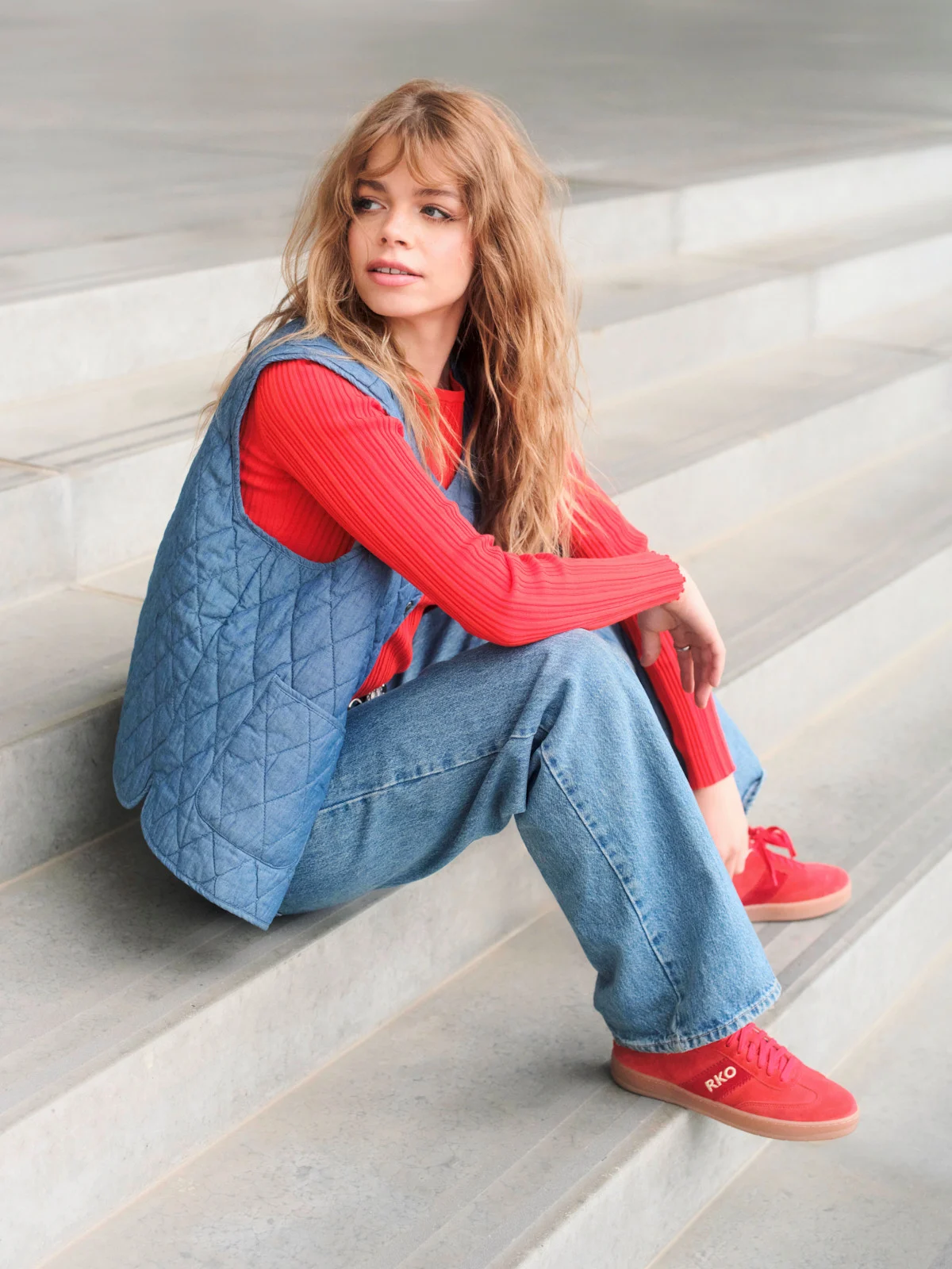 Czerwone, sportowe półbuty na beżowym spodzie