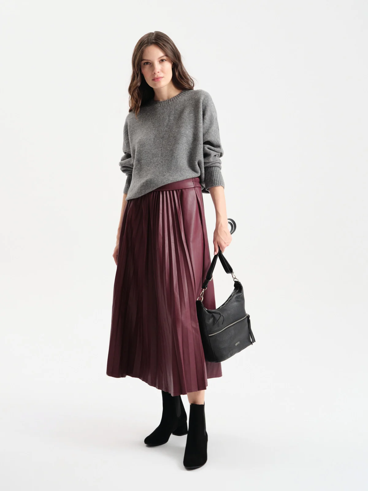 Czarna torebka listonoszka z dekoracyjnym zapięciem