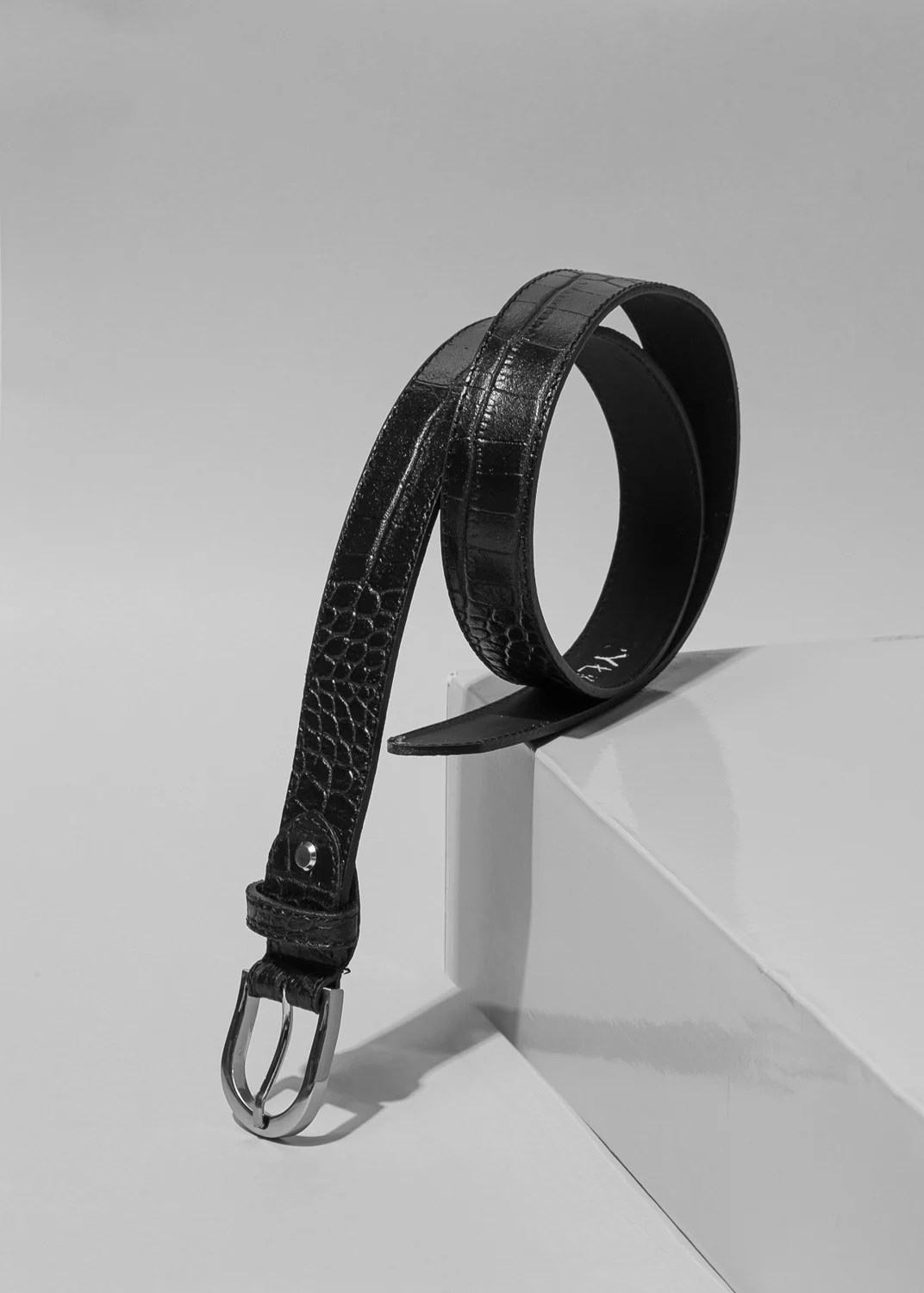 Czarny pasek damski ze srebrną klamrą