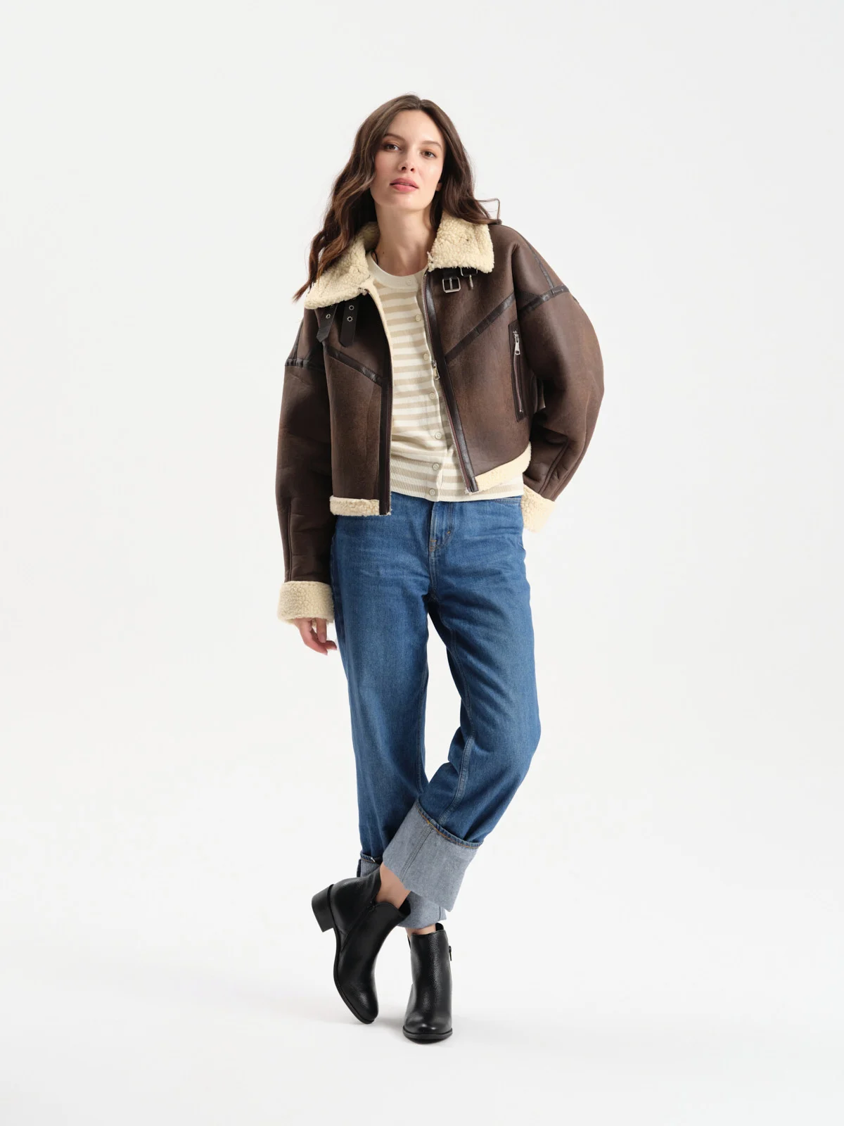 Czarne botki damskie z ozdobną cholewką