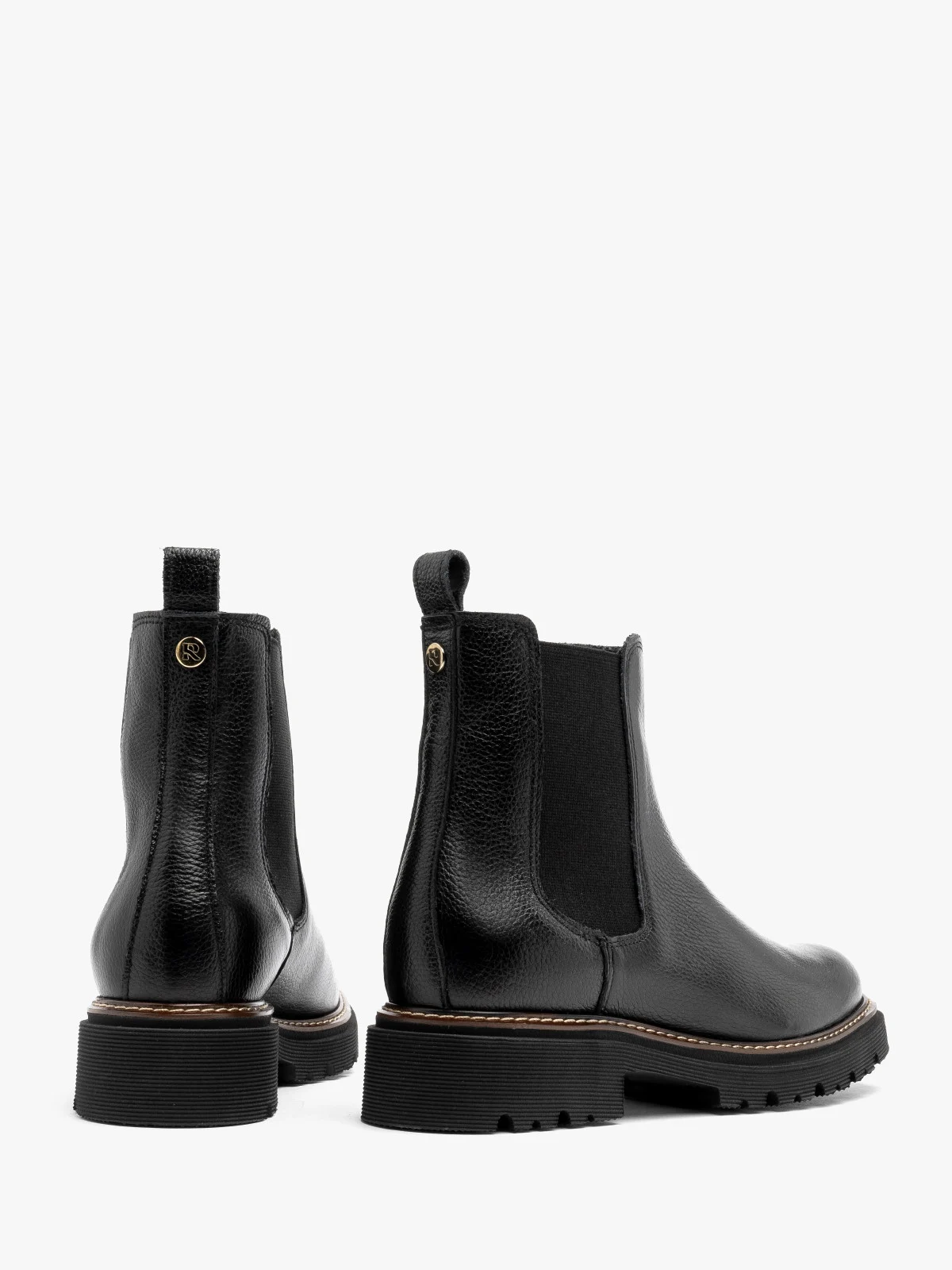 Czarne sztyblety na traktorowej podeszwie z kontrastowym otokiem