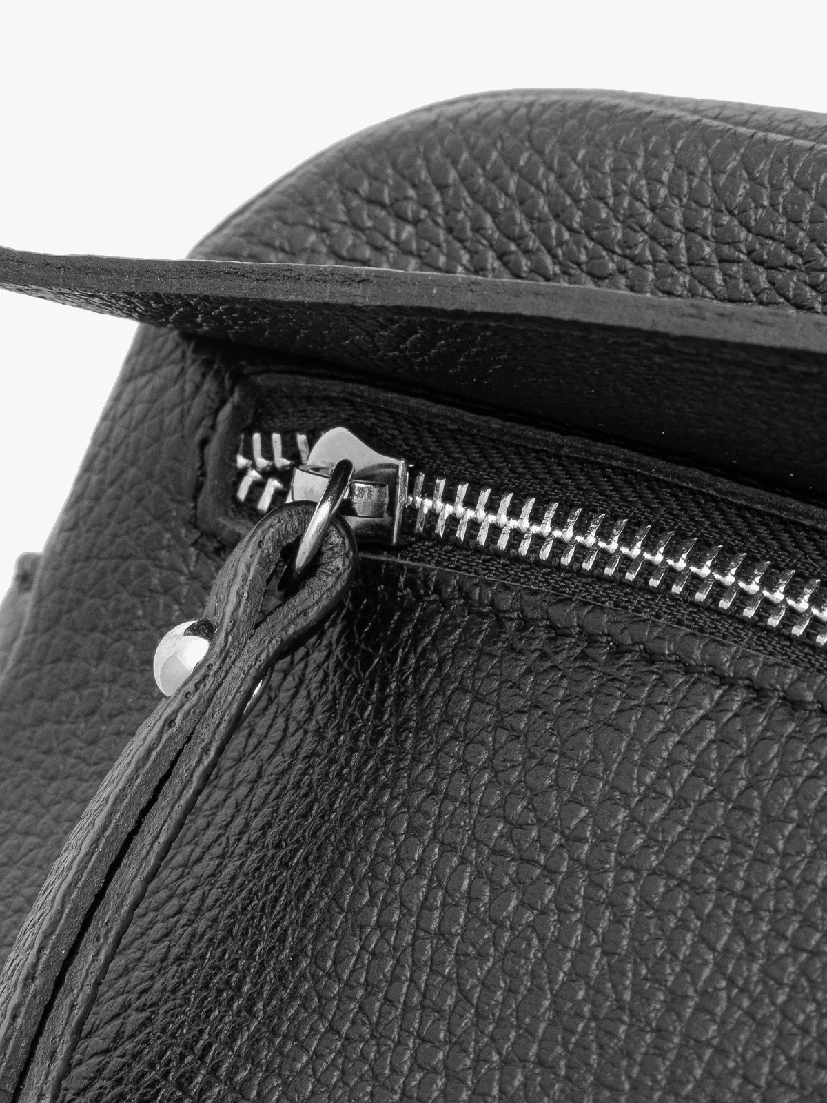 Czarna torebka średniej wielkości ze srebrnymi dodatkami