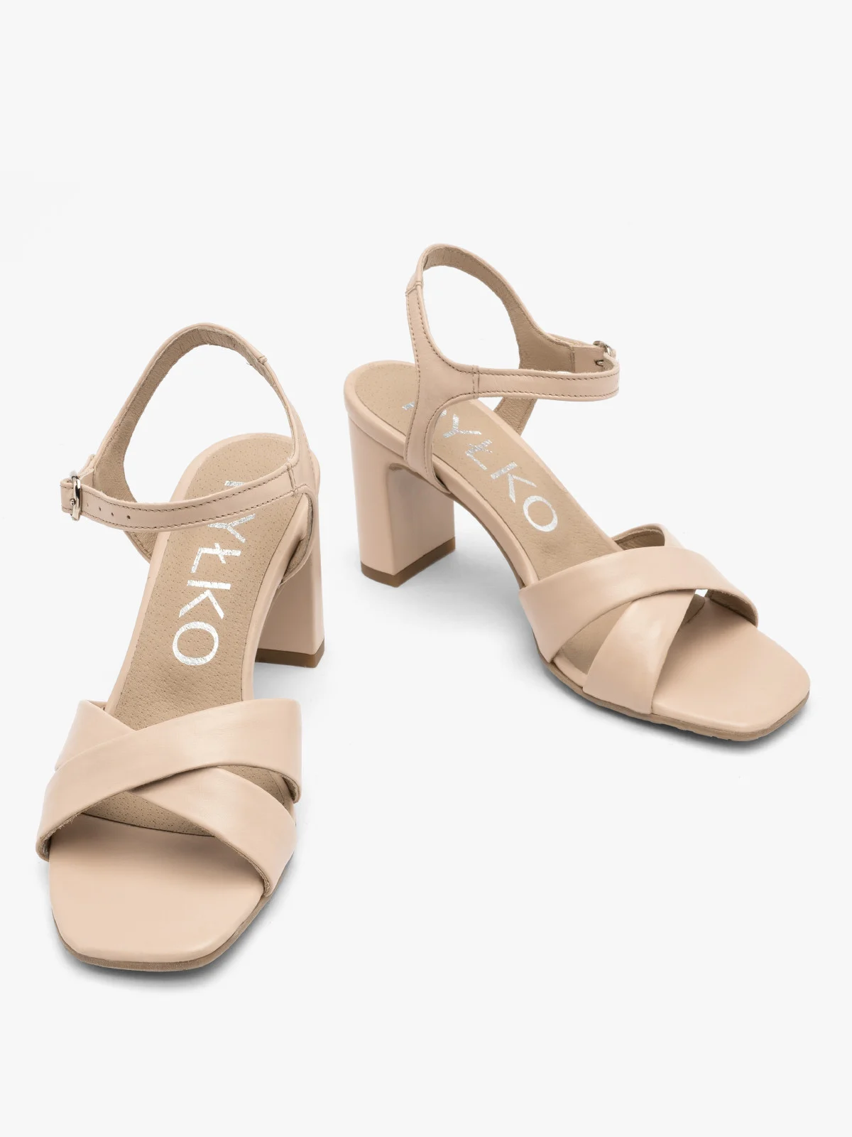 Jasnobeżowe sandały na obcasie