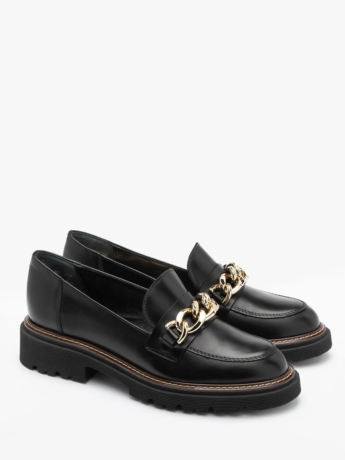 Czarne mokasyny damskie z masywną, złotą ozdobą