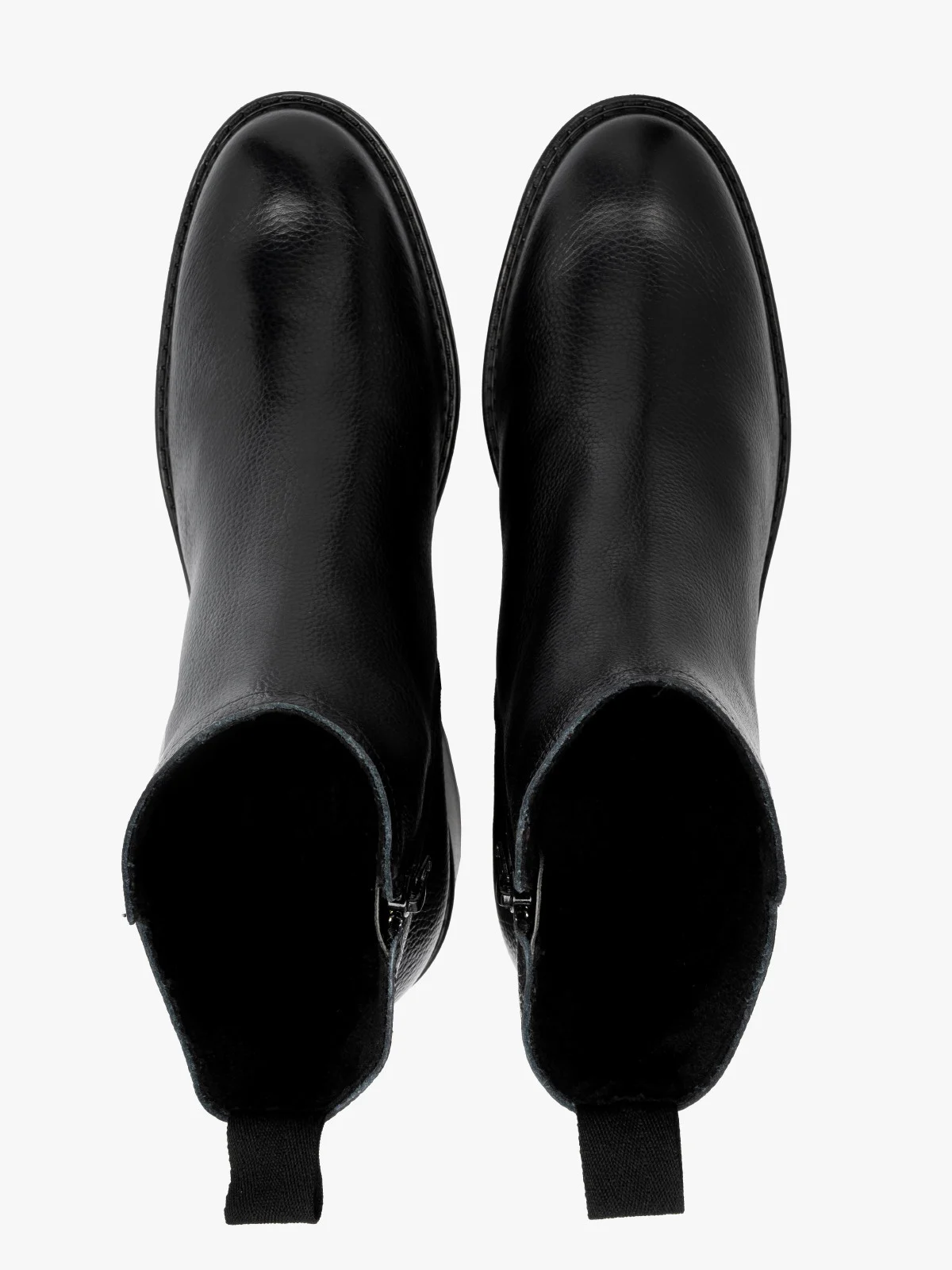 Czarne botki na obcasie z cholewką o prostym kroju