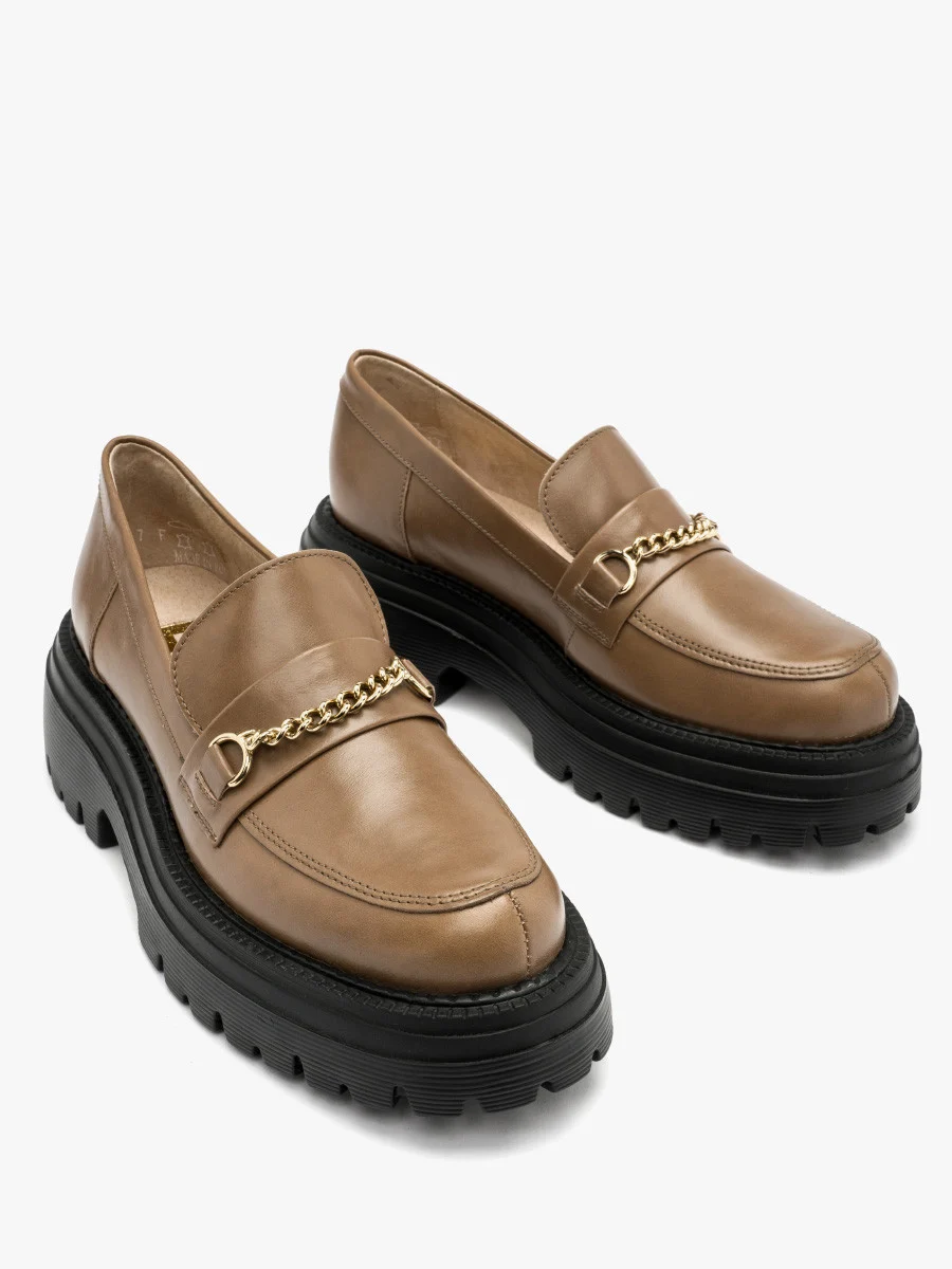 Brązowe mokasyny ze złotym łańcuszkiem