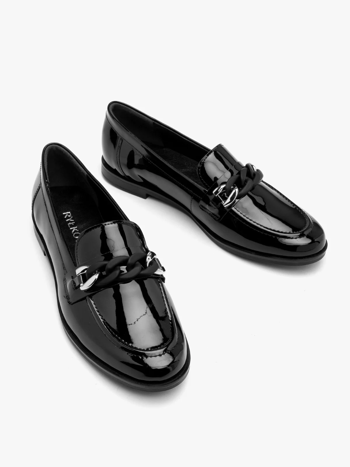 Lakierowane mokasyny z ozdobą na cholewce