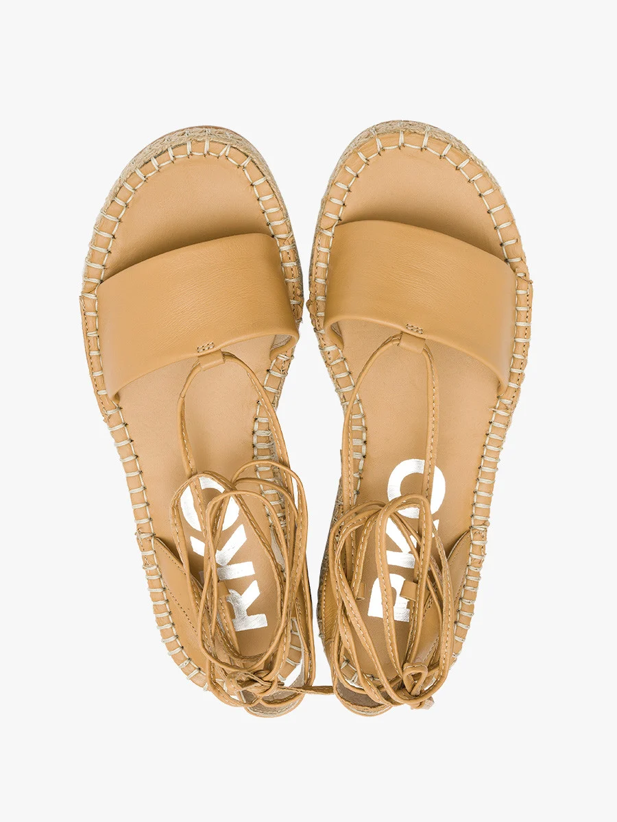 Beżowe sandały z paseczkami wokół kostki