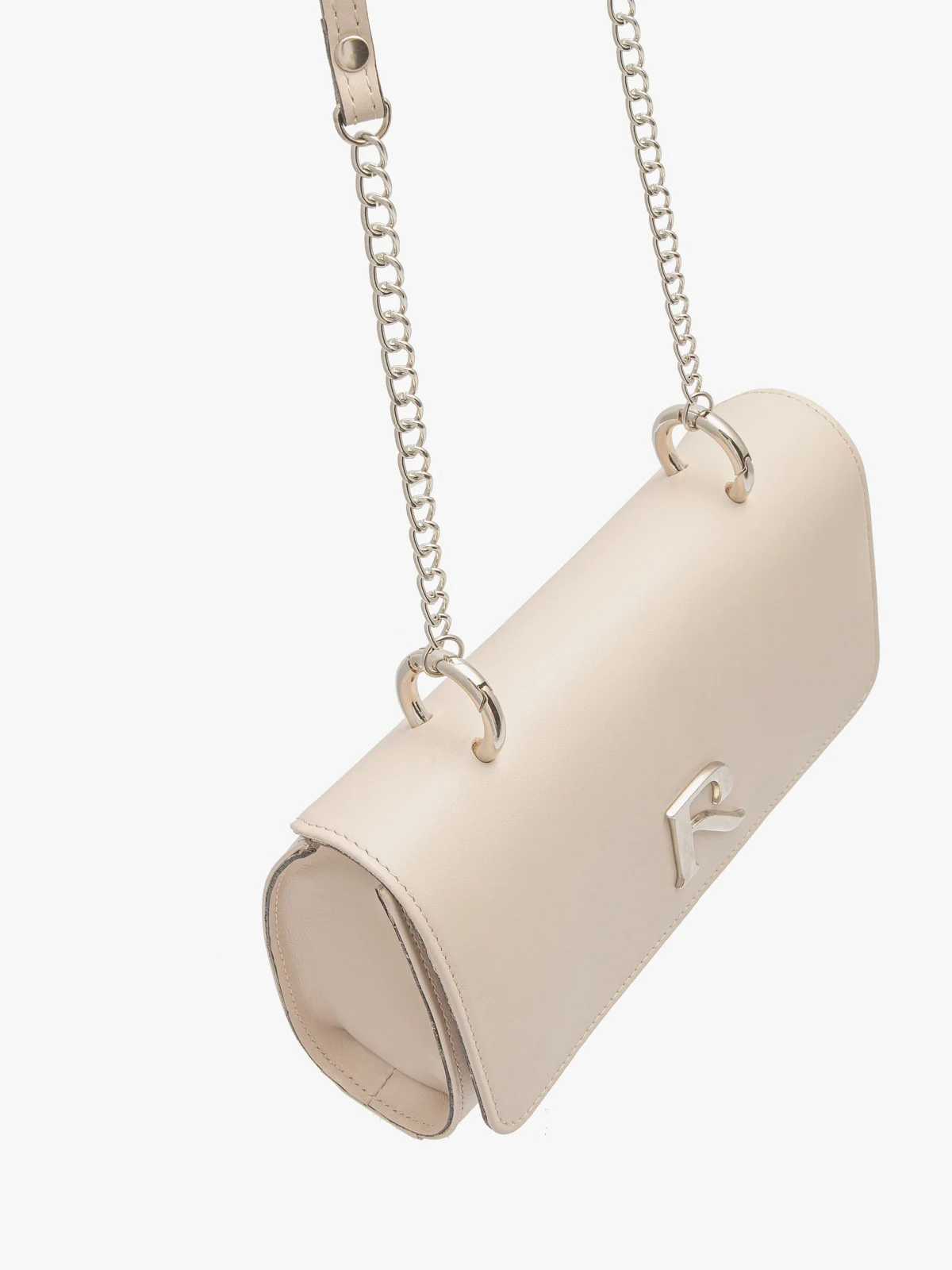 Beżowa torebka typu kopertówka na srebrnym łańcuszku