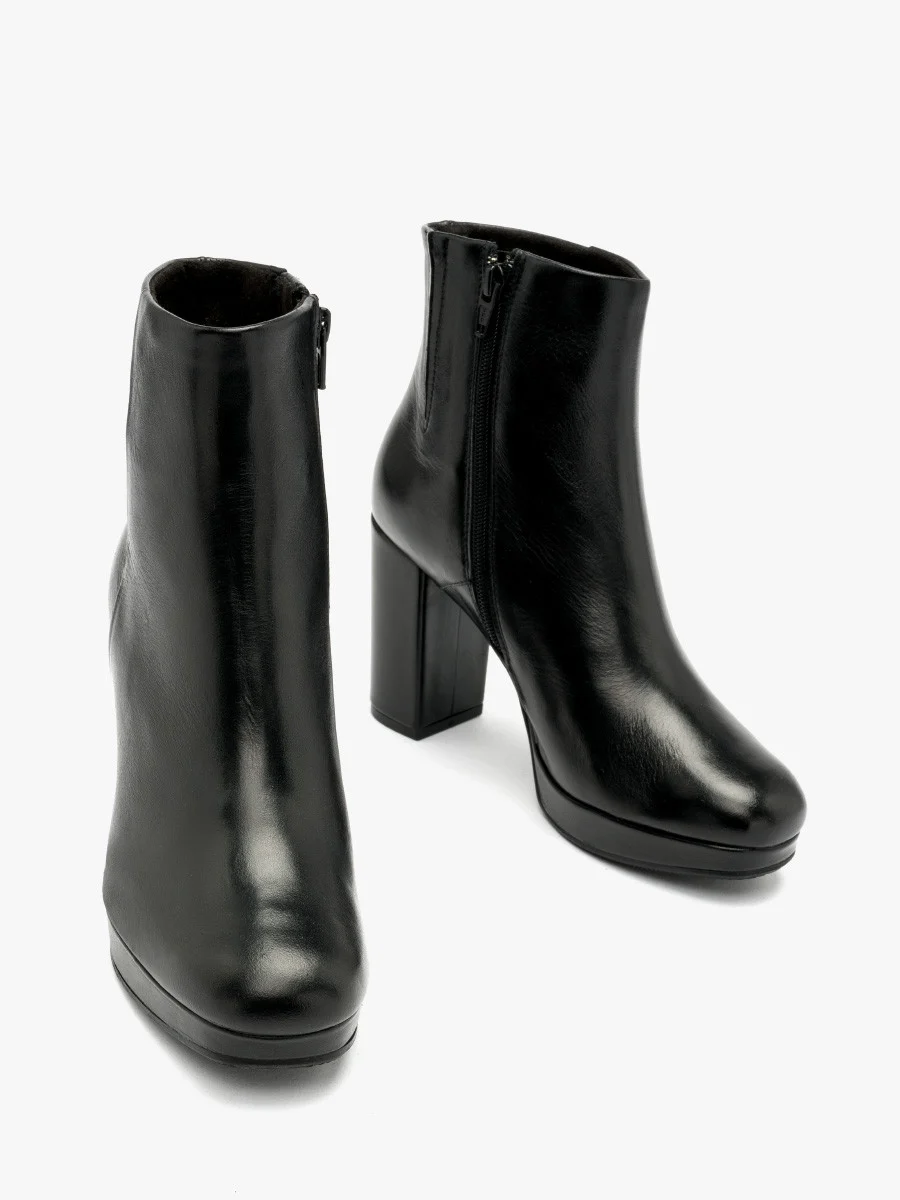 Czarne botki na obcasie