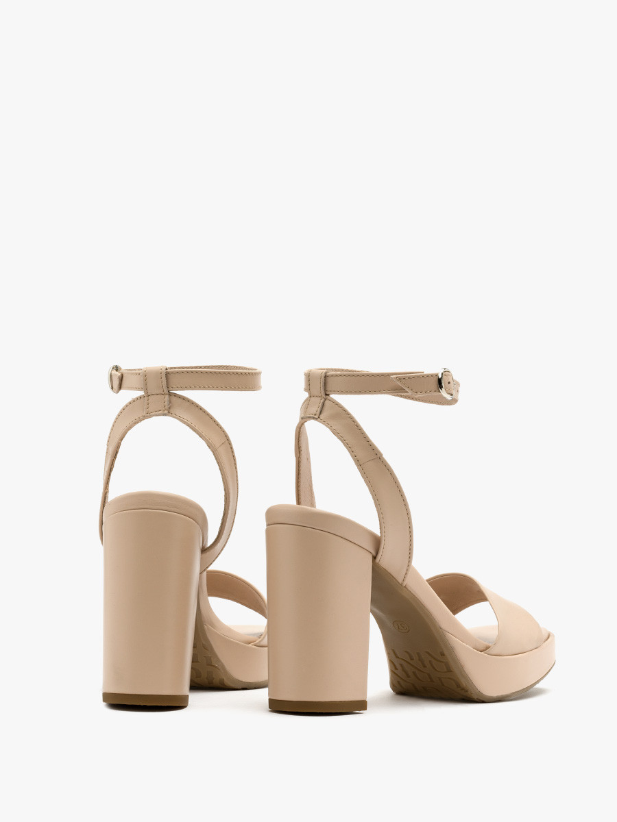 Wysokie sandały na platformie