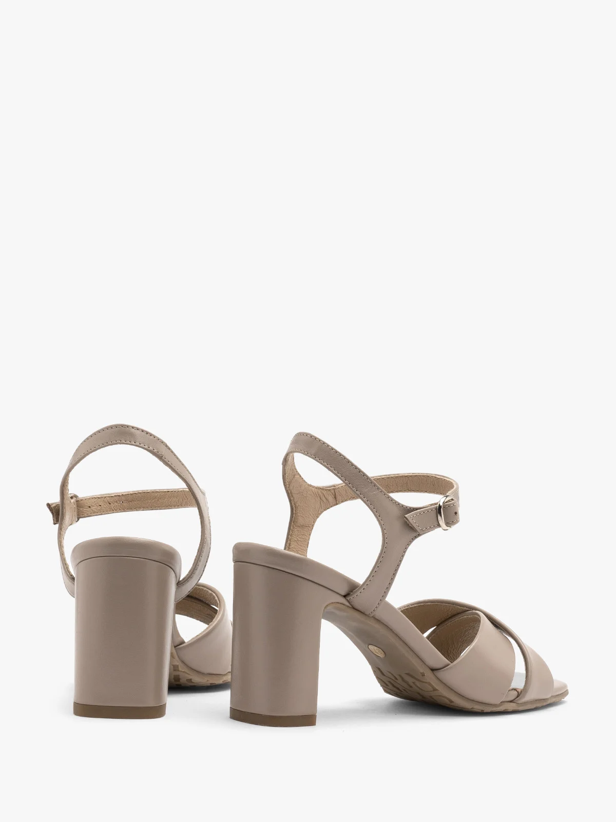 Beżowe sandały na obcasie