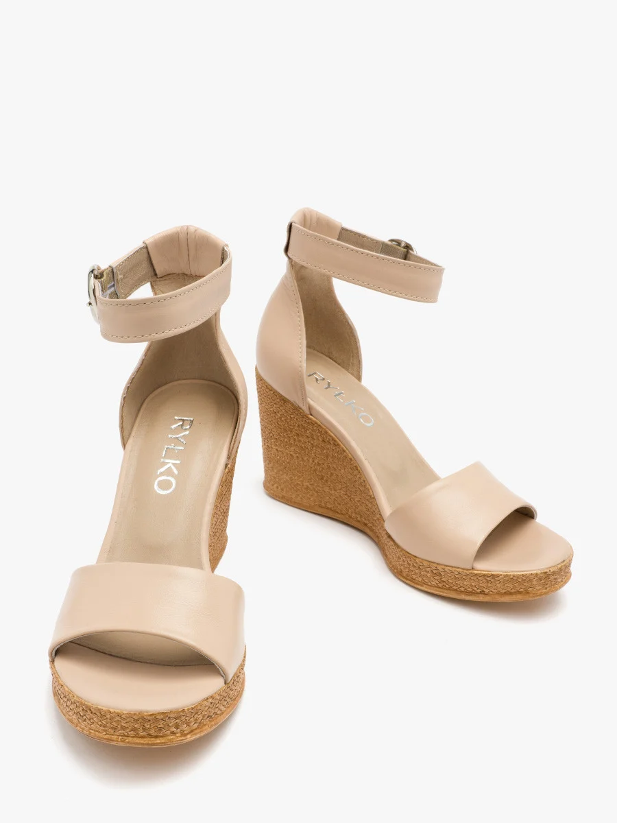 Dwuczęściowe beżowe sandały na koturnie