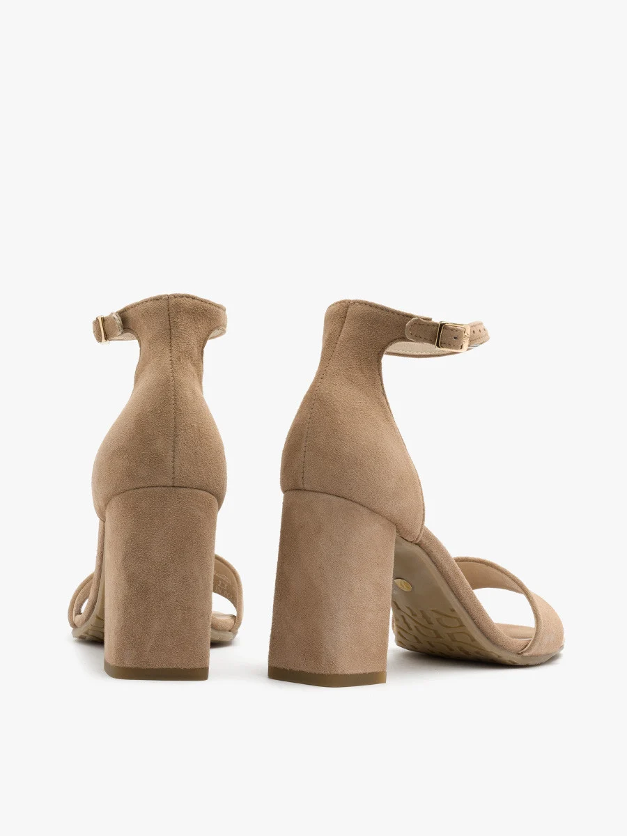 Dwuczęściowe beżowe sandały na słupku