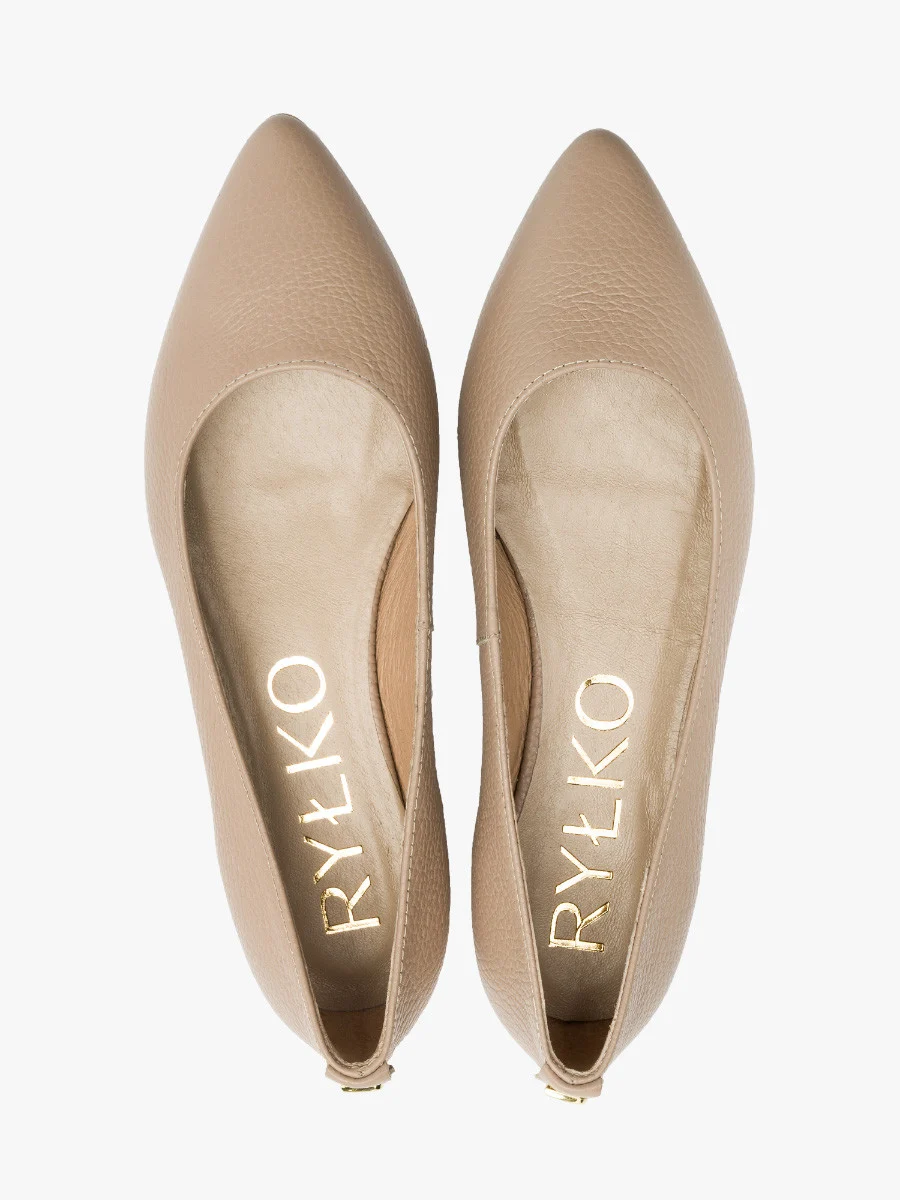 Beżowe baleriny ze złotą ozdobą na pięcie
