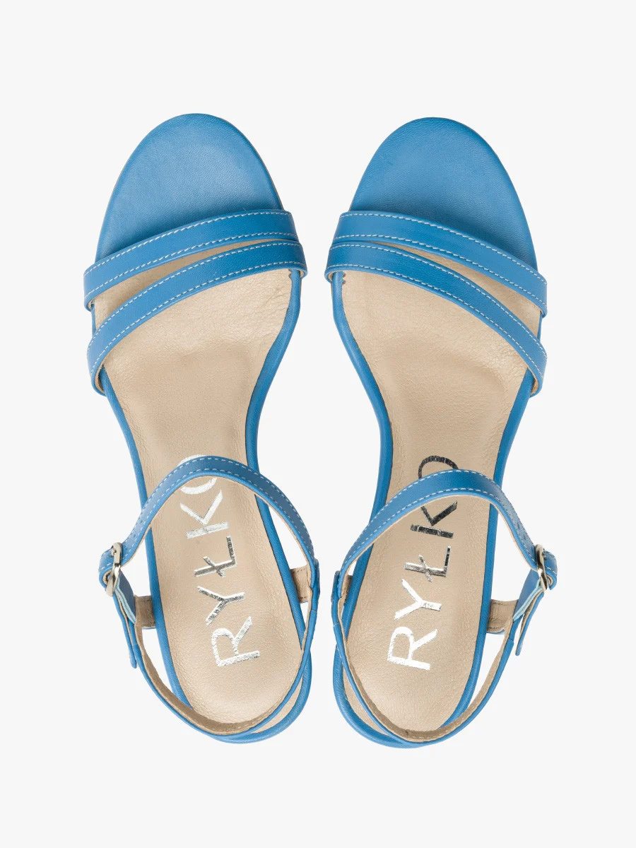 Niebieskie sandały na lakierowanej szpilce