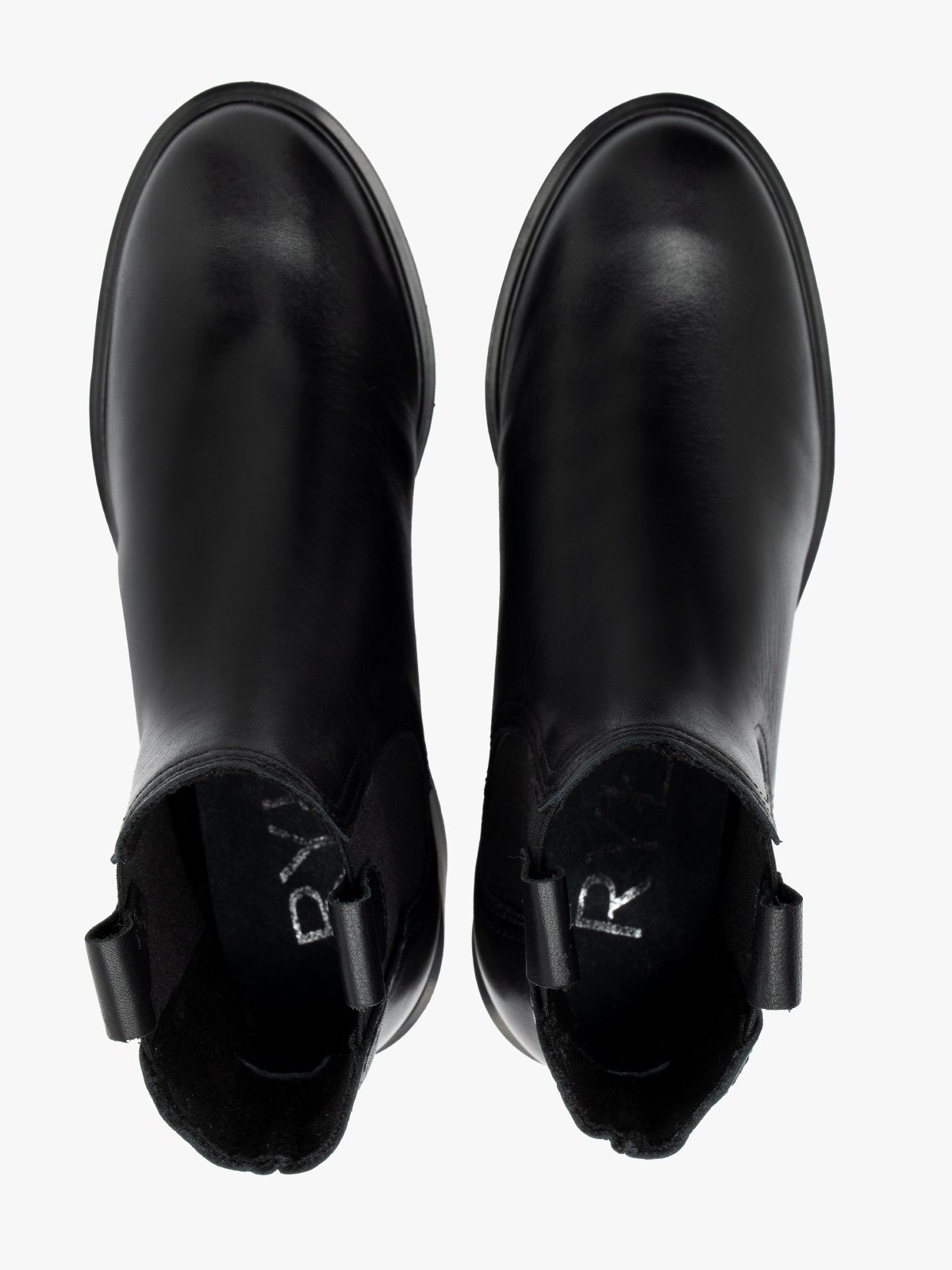 Czarne sztyblety na masywnym klocku