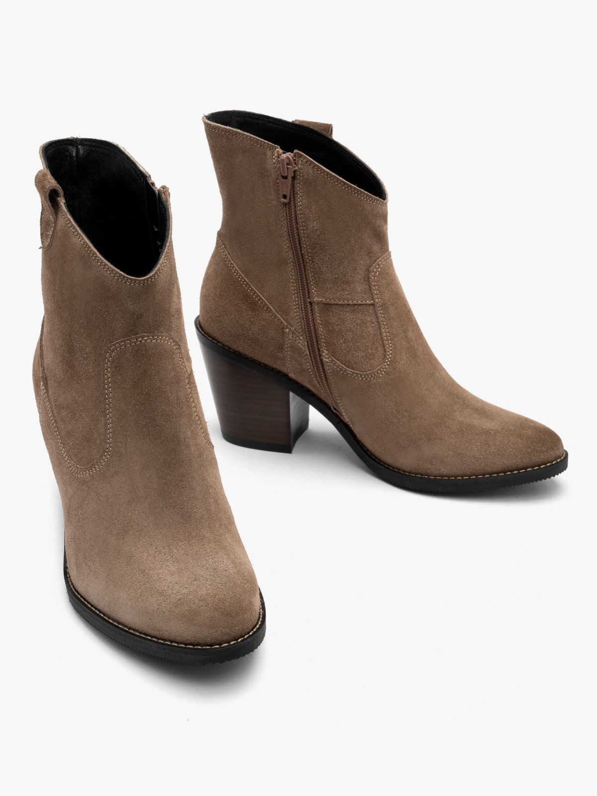 Welurowe botki typu kowbojki z ozdobną cholewką