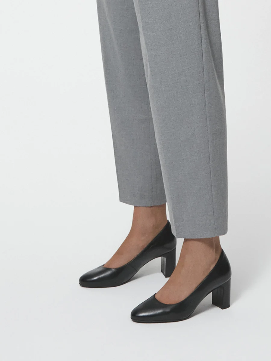 Czarne czółenka na słupku