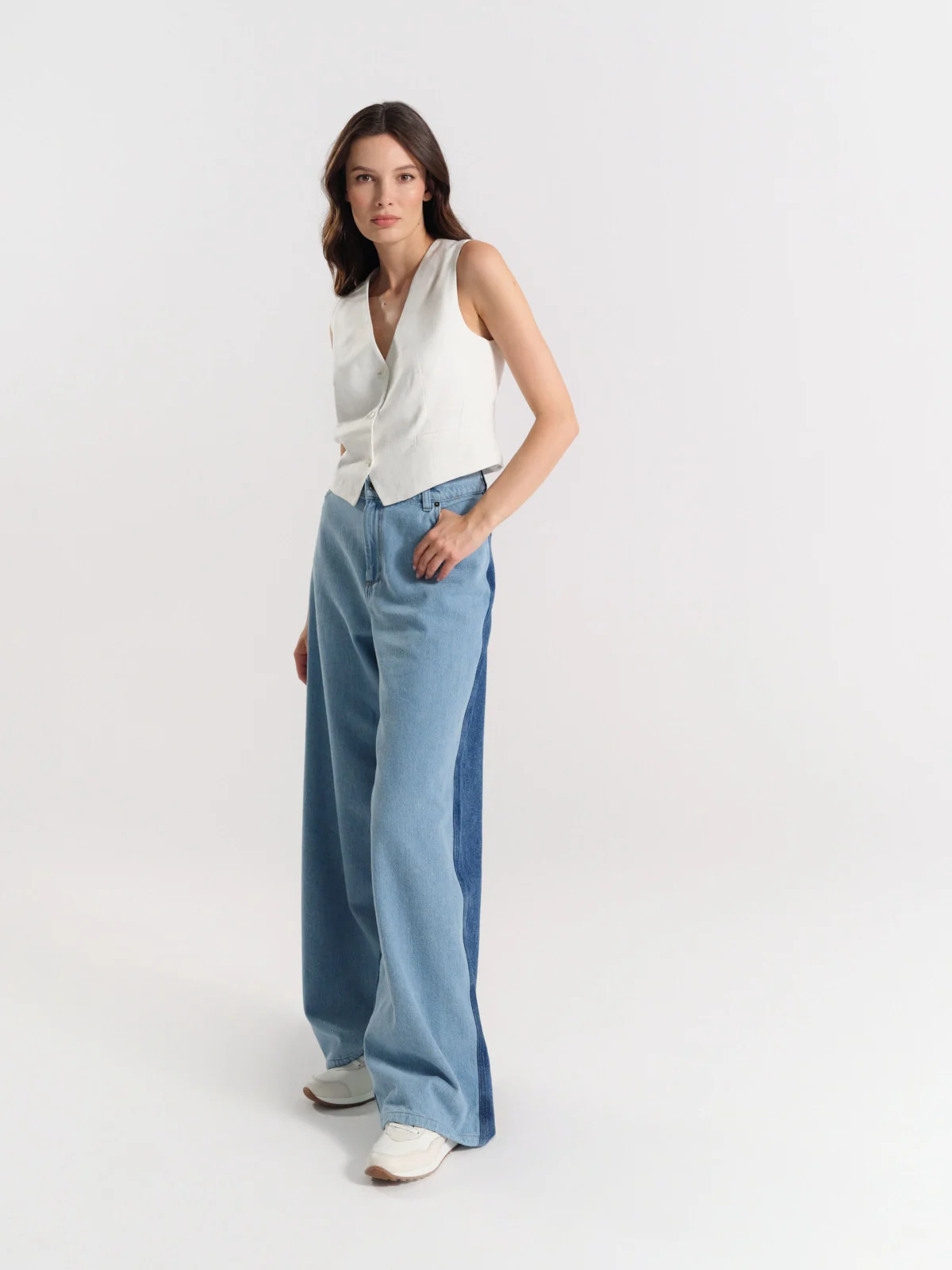 Biało-kremowe półbuty sportowe ze złotym logotypem na pięcie