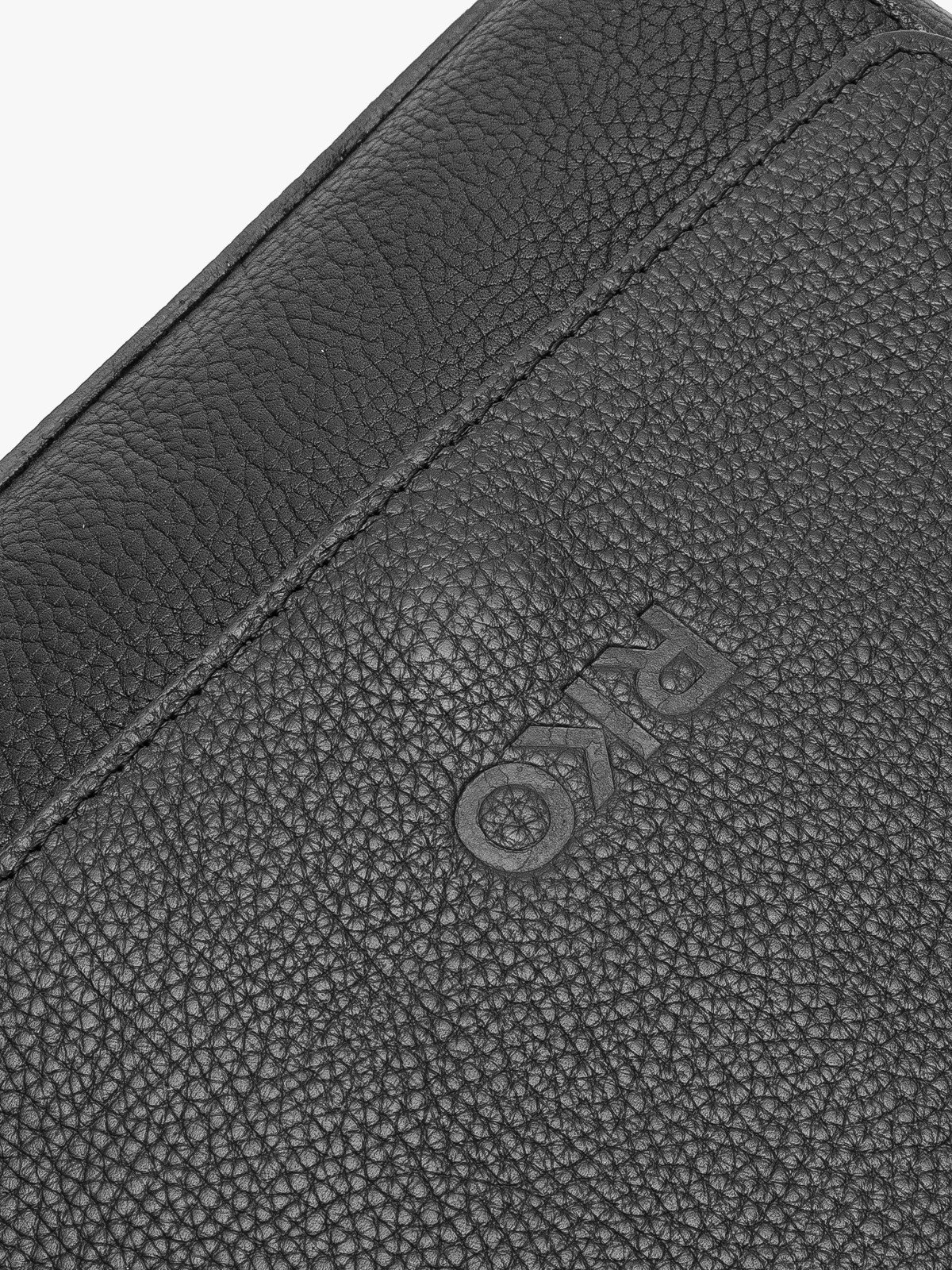 Czarna torebka damska z dekoracyjnym paskiem