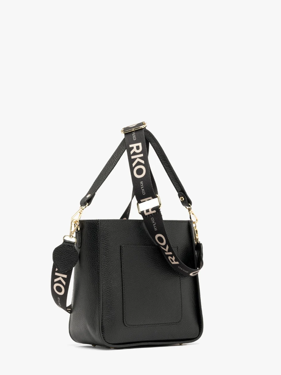 Czarna torebka średniej wielkości